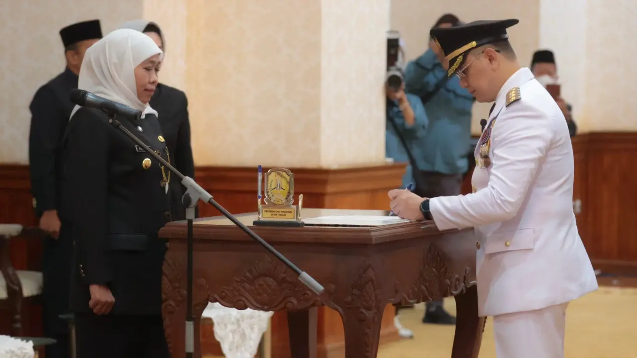 Khofifah melantik Pj Wali Kota Batu Aries Agung Paewai. (Dian Kurniawan/Liputan6.com)