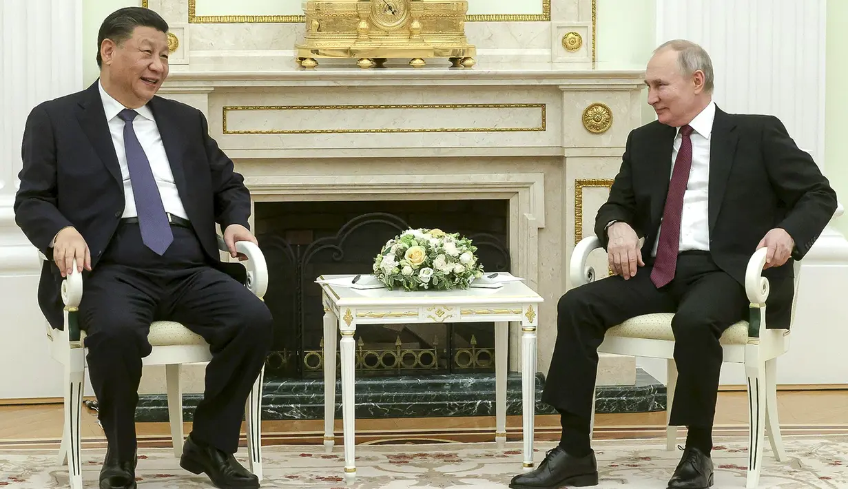 Xi Jinping menjadi pemimpin dunia pertama yang bertemu Vladimir Putin sejak Pengadilan Kriminal Internasional (ICC) mengeluarkan surat perintah penangkapan untuknya pada Jumat (17/3), atas dugaan deportasi anak-anak Ukraina ke Rusia sejak invasi. (Grigory Sysoyev, Sputnik, Kremlin Pool Photo via AP)