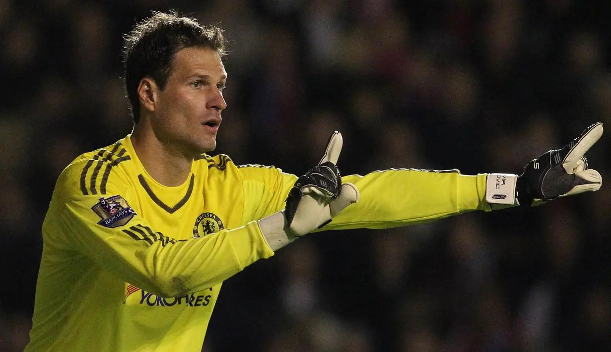 Asmir Begovic. Kiper Bosnia berusia 35 tahun yang sejak musim 2021/2022 memperkuat Everton ini pernah menjuarai liga top Eropa bersama Chelsea di Liga Inggris. Ia meraihnya 1 kali yaitu di musim 2016/2017, musim kedua dan terakhirnya bersama Chelsea. Ia juga sempat membela AC Milan di Liga Italia selama setengah musim pada 2019/2020 dengan status pinjaman dari AFC Bournemouth. Sayang, AC Milan hanya finis sebagai runner-up di musim tersebut. (AFP/Lindsey Parnaby)