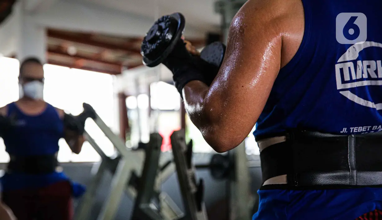 Pengunjung berolahraga di tempat pusat kebugaran Mark Gym di kawasan Tebet, Jakarta, Selasa (5/10/2021). Pemerintah akhirnya membolehkanfitness center kembali beroperasi selama perpanjangan PPKM hingga 18Oktober 2021.  (Liputan6.com/Faizal Fanani)