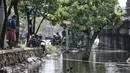 Warga saat memancing di Kali Ancol, Jakarta Utara, Kamis (11/3/2021). Ikan yang biasa didapat warga antara lain bawal dan mujair. (merdeka.com/Iqbal S. Nugroho)