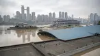 Sebuah pasar yang sebagian terendam air bah di bagian Chuqimen Sungai Yangtze di Kota Chongqing, China barat daya (18/8/2020). Kota Chongqing dilanda banjir parah. Status tanggap darurat Level I dikeluarkan pada Selasa (18/8) untuk pengendalian banjir. (Xinhua/Huang Wei)