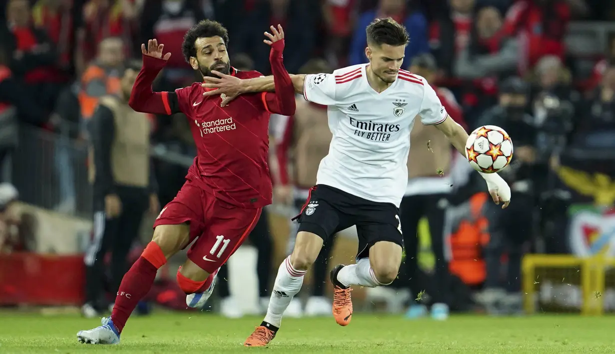 Skor imbang 3-3 ini tidak terlalu berdampak bagi Liverpool. Mereka menang 3-1 dalam duel leg pertama di kandang Benfica pekan lalu. Jadi, The Reds berhak melangkah ke semifinal dengan agregat 6-4. (AP/Jon Super)
