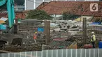Pekerja menyelesaikan pembangunan Kampung Susun Akuarium di Jakarta, Rabu (17/2/2021). Progres pembangunan Kampung Susun Akuarium tersebut telah mencapai 30 persen dan ditargetkan rampung pada Agustus 2021 mendatang. (Liputan6.com/Faizal Fanani)