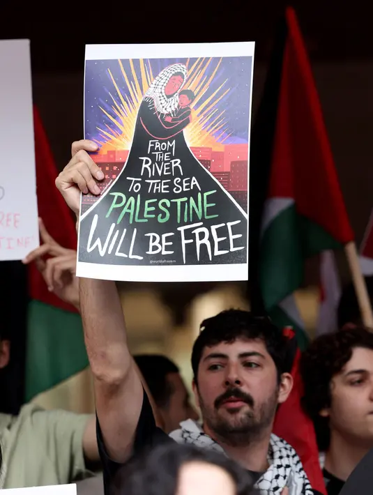 <p>Aksi unjuk rasa ini menjadi bagian gelombang solidaritas bagi rakyat Palestina. (ANWAR AMRO/AFP)</p>
