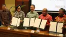 Menkue Sri Mulyani, Menteri ESDM, Ignasius Jonan, Gubernur Papua Lukas Enembe dan Bupati Mimika Eltinus Omaleng usai penandatangan perjanjian Pengambilan Saham Divestasi PT Freeport Indonesia, Jakarta, Jumat (12/2). (Liputan6.com/Johan Tallo)