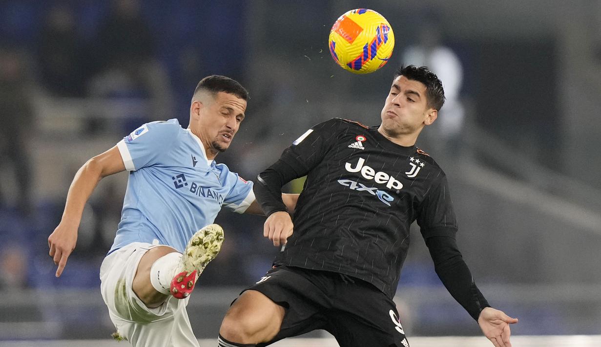 Namun sayang rapatnya barisan Juventus membuat serangan-serangan Lazio berujung tanpa gol. Hingga laga usai Juventus menang dua gol tanpa balas. (AP/Andrew Medichini)