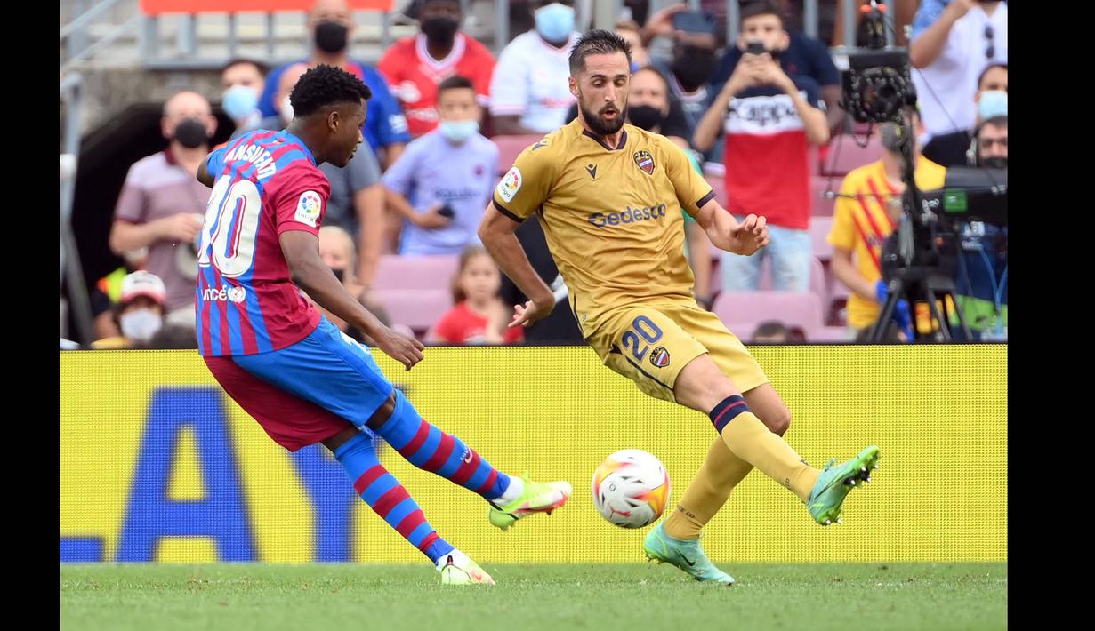 Ansu Fati, yang masuk sebagai pemain pengganti, menjebol gawang Levante dengan tendangan keras menyusur tanah dari luar kotak penalti. (AFP/Lluis Gene)