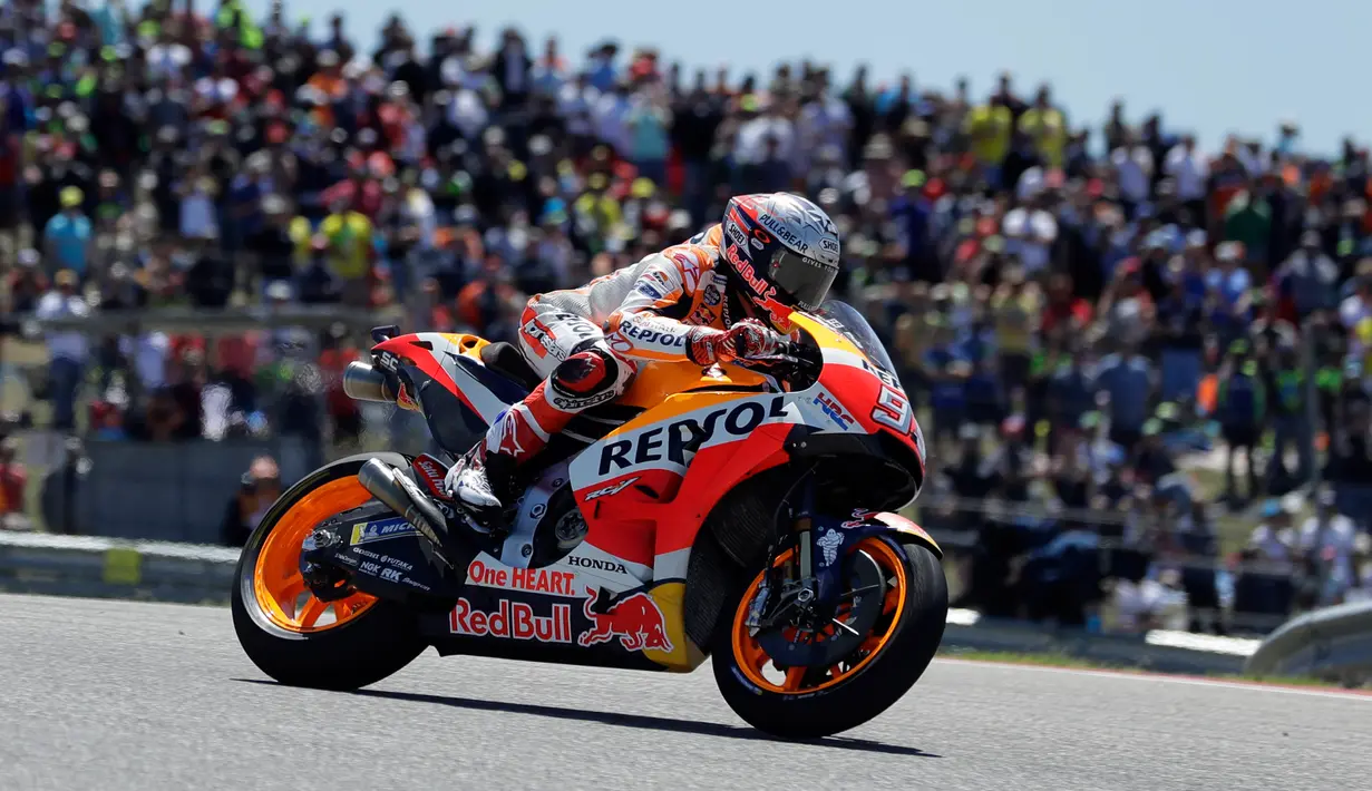 Pembalap Repsol Honda, Marc Marquez memacu motornya pada balapan MotoGP Amerika di Circuit of the Americas (COTA), Austin, Minggu (22/4). Sebelum lomba, Marquez kena hukuman mundur tiga posisi karena melakukan pelanggaran di sesi kualifikasi (AP/Eric Gay)
