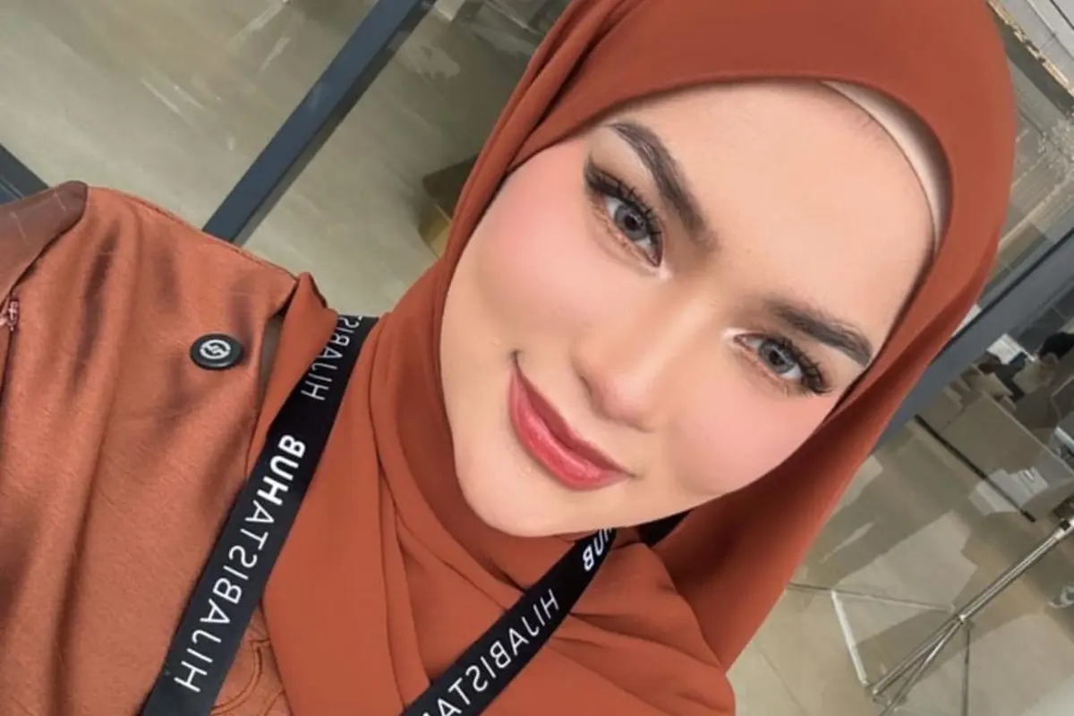 Pemotretan Terbaru Davina Karamoy dengan Hijab. (instagram/davinaakaramoy)