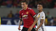 Bek Manchester United Victor Lindelof masih beradaptasi dengan skema tiga bek yang diusung manajer Jose Mourinho saat melawan Los Angeles Galaxy, Sabtu (15/7/2017). (dok. Manchester United)