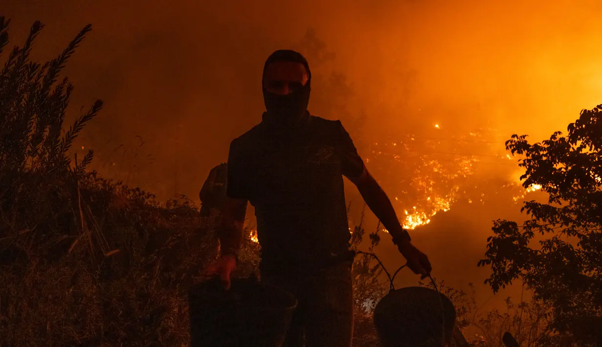 Pemerintah Portugal telah meminta bantuan lebih banyak pesawat pemadam kebakaran ke Uni Eropa guna memerangi kebakaran hutan di bagian utara dan tengah negara tersebut. (Patricia DE MELO MOREIRA/AFP)