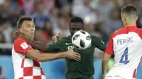 Striker Kroasia, Mario Mandzukic, berebut bola dengan gelandang Nigeria, Oghenekaro Etebo, pada laga Piala Dunia di Stadion Kaliningrad, Rusia, Minggu (17/6/2018). Kroasia menang 2-0 atas Nigeria. (AP/Petr David Josek)