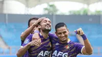 Ekspresi Rohit Chand yang disambut rekan-rekannya setelah mencetak gol ke gawang Bhayangkara FC dalam lanjutan BRI Liga 1 2022/2023 di Stadion Wibawa Mukti, Cikarang, Kamis (19/1/2023). (Dok Persik Kediri)