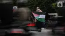 Masyarakat membawa bendera Palestina di jalan Basuki Rahmat, Jakarta, Kamis (20/5/2020). Aksi masyarakat tersebut untuk mengutuk penyerangan Israel ke Palestina yang telah menyebabkan ratusan korban jiwa. (Liputan6.com/Johan Tallo)