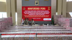 Uang tersebut merupakan pengembalian kerugian keuangan negara dari terdakwa korporasi Wilmar Group terkait tindak pidana korupsi dalam pemberian fasilitas ekspor minyak sawit mentah (CPO) berikut turunannya. (merdeka.com/Arie Basuki)