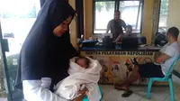 Tangisan bayi dari dalam kardus di pinggir sungai membuat heboh warga Kecamatan Kelapa Lima, Kota Kupang, Nusa Tenggara, Timur. (Liputan6.com/ Ola Keda)