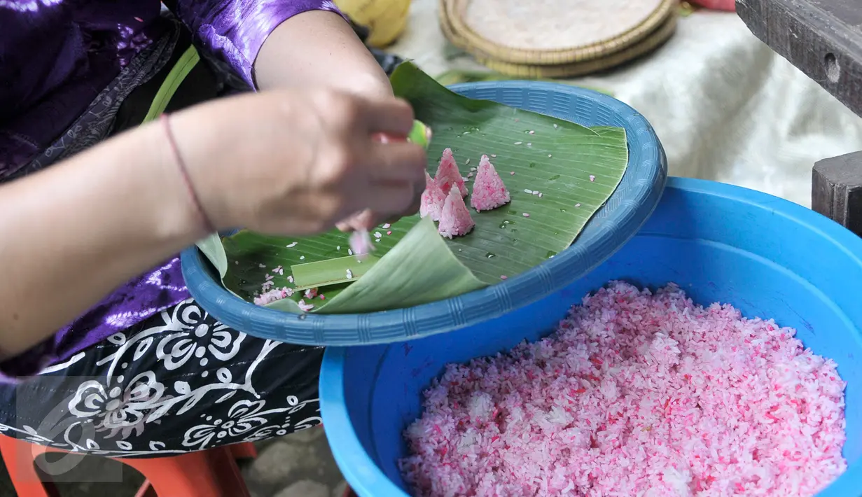 Sesajen yang akan digunakan untuk sembahyang umat Hindu di Pura Aditya Jaya, Rawamangun, Jakarta, Sabtu (25/3). Sesajen tersebut merupakan simbol persembahan kepada Sang Pencipta sebagai bentuk syukur jelang Nyepi. (Liputan6.com/Yoppy Renato)