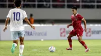 Pemain Timnas Indonesia U-23, Ilham Rio Fahmi menguasai bola saat melawan Chinese Taipei U-23 dalam pertandingan Grup K Kualifikasi Piala Asia U-23 2024 di Stadion Manahan, Solo, Sabtu (9/9/2023). (Bola.com/Arief Bagus)