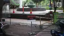 Bambu dipasang untuk menghalangi akses masuk Taman Menteng, Jakarta, Selasa (3/11/2020). Masih tingginya kasus covid-19 menyebabkan sejumlah fasilitas umum dan fasilitas sosial di Ibu Kota belum beroperasi normal sejak ditutup selama beberapa bulan lalu. (Liputan6.com/Immanuel Antonius)