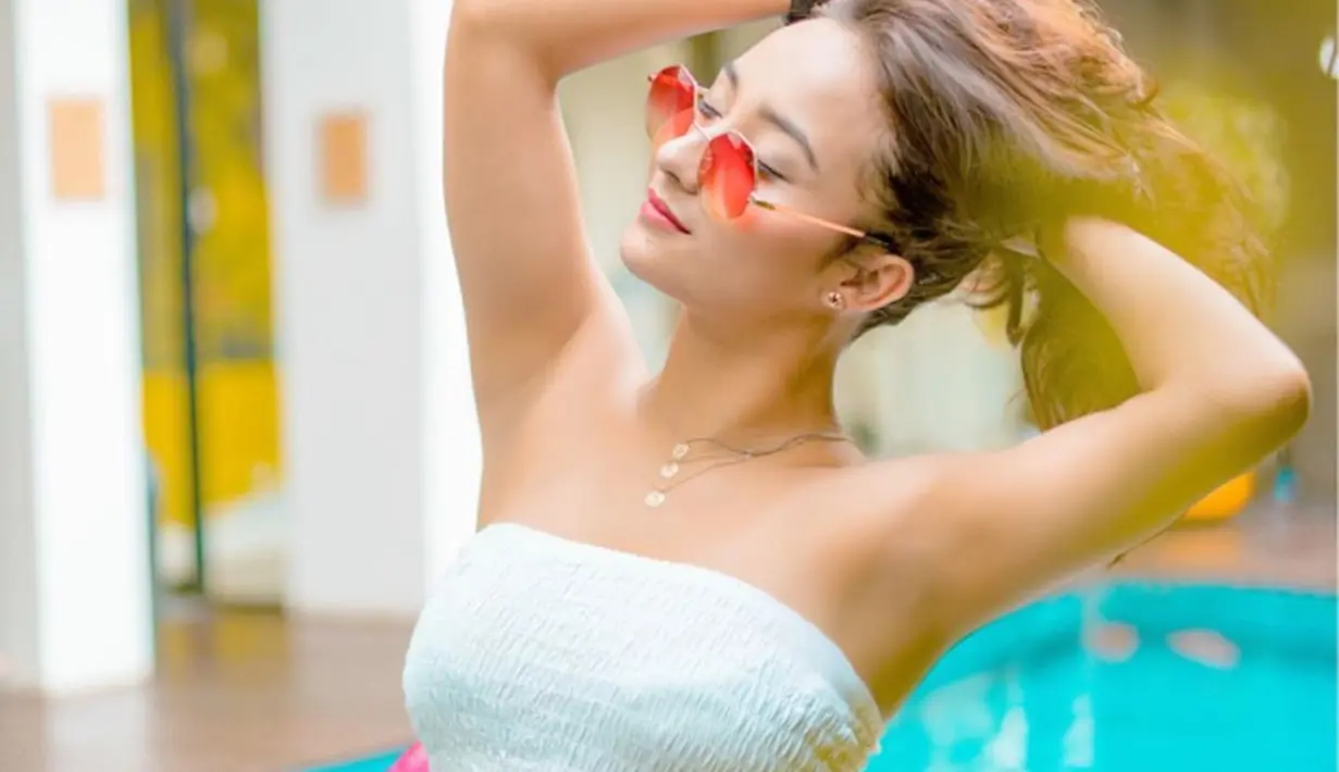 Gaya dan style artis Naomi Zaskia ini kerap kali menjadi perhatian publik. Cewek yang lahir pada 20 September 1996 ini kerap kali meunggah foto dengan outfit bahu terbuka. (Liputan6.com/IG/naonomnom)