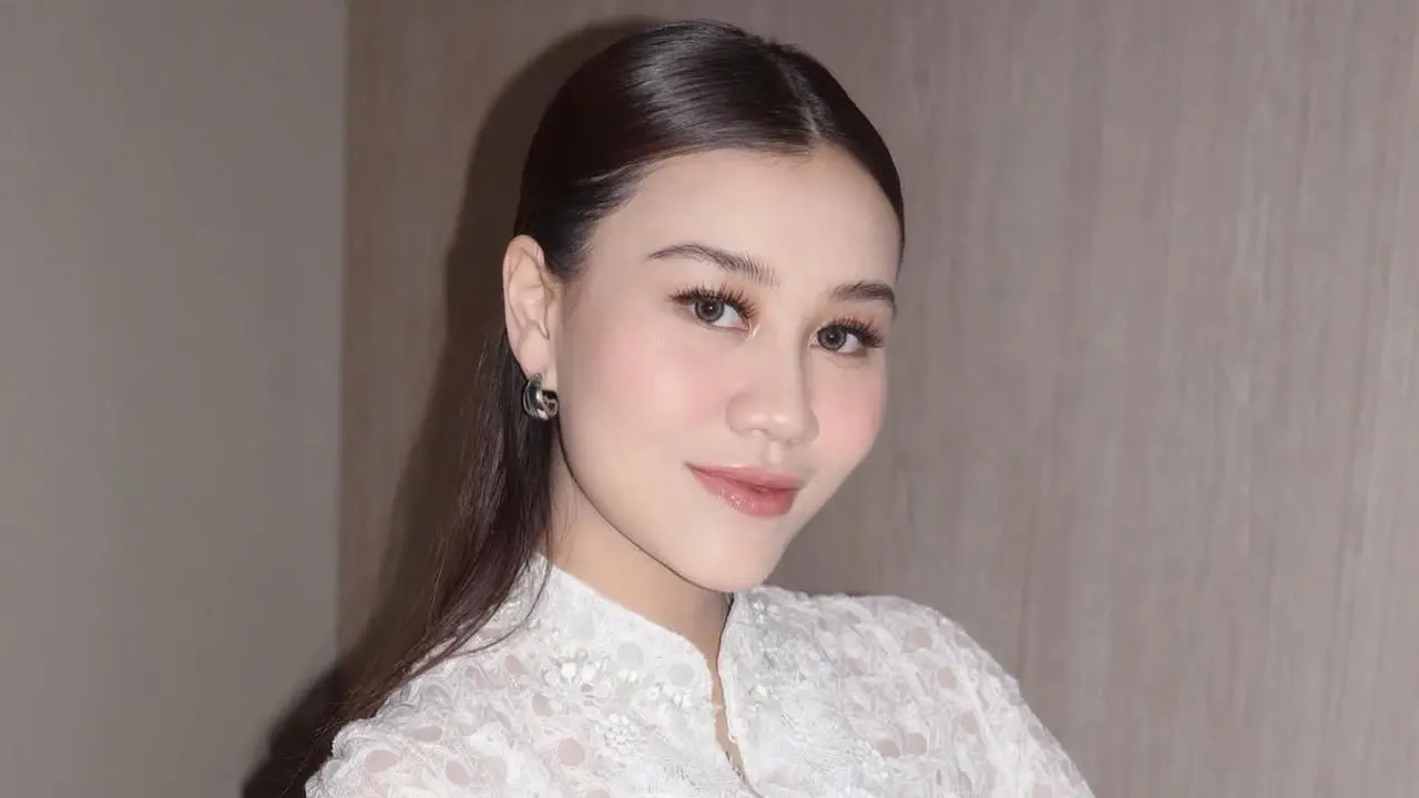 Tampilan Aaliyah Massaid Kenakan Dress Lace saat Aqiqah Putra Pertamanya,