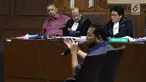 Terdakwa dugaan suap proyek PLTU Riau-1 yang juga mantan Dirut PLN, Sofyan Basir (kiri) menyimak keterangan terpidana korupsi e-KTP, Setya Novanto yang menjadi saksi pada sidang di Pengadilan Tipikor, Jakarta, Senin (12/8/2019). Sidang mendengar keterangan saksi. (Liputan6.com/Helmi Fithriansyah)