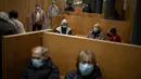 Masyarakat diminta untuk memakai masker di transportasi umum hingga bulan Februari 2023, serta di pusat kesehatan dan apotek hingga bulan Juli tahun lalu. (AP Photo/Emilio Morenatti)