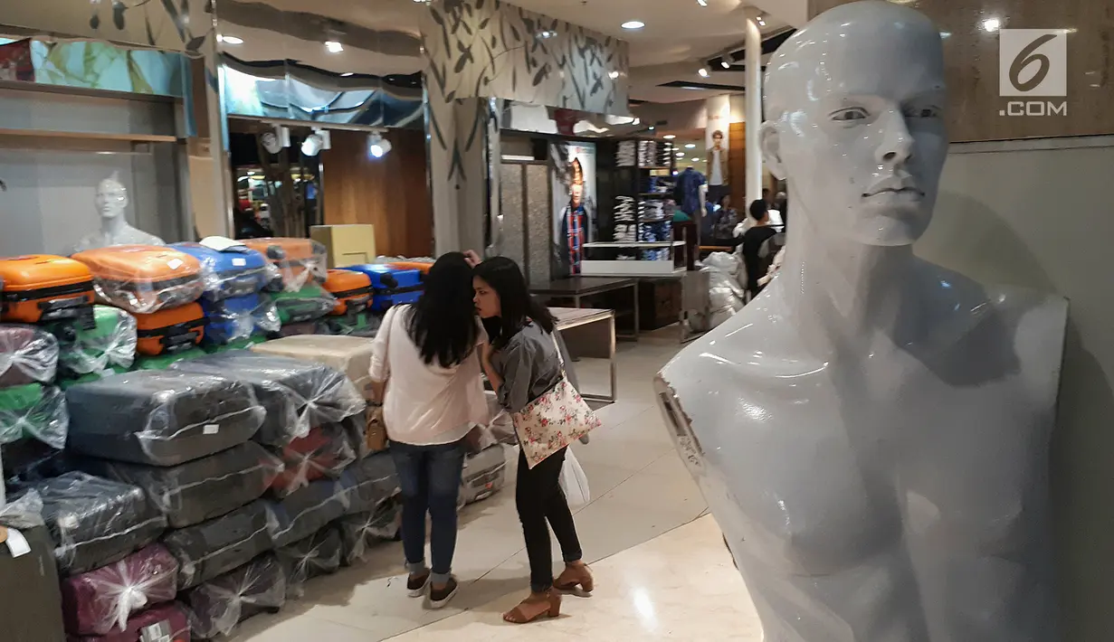 Calon pembeli melihat tumpukan tas koper yang dijual dengan potongan harga yang menggiurkan di Matahari Mall Taman Anggrek, Jakarta, Jumat (1/12). Matahari Department Store menawarkan diskon 20% hingga 70% jelang penutupan. (Liputan6.com/Fery Pradolo)