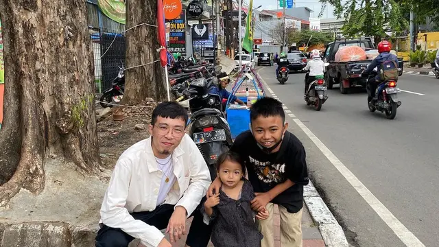 Viral Kisah Bocah Tukang Parkir, Kini Dapat Beasiswa dari dr. Tirta