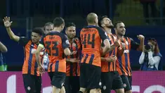 Para pemain Shakhtar Donetsk, merayakan gol yang dicetak oleh Facundo Ferreyra, ke gawang Napoli pada laga Liga Champions di Stadion Metalist, Ukraina, Kamis (14/9/2017). Shakhtar Donetsk menang 2-1 atas Napoli. (AP/Efrem Lukatsky)