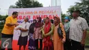 Perwakilan dari Artha Graha Peduli Ronny Bratawidjaya memberikan paket sembako murah kepada warga pada Pasar Murah Ramadan 2016 di Kawasan SCBD, Jakarta, Selasa (31/5). (Liputan6.com/Gempur M Surya)