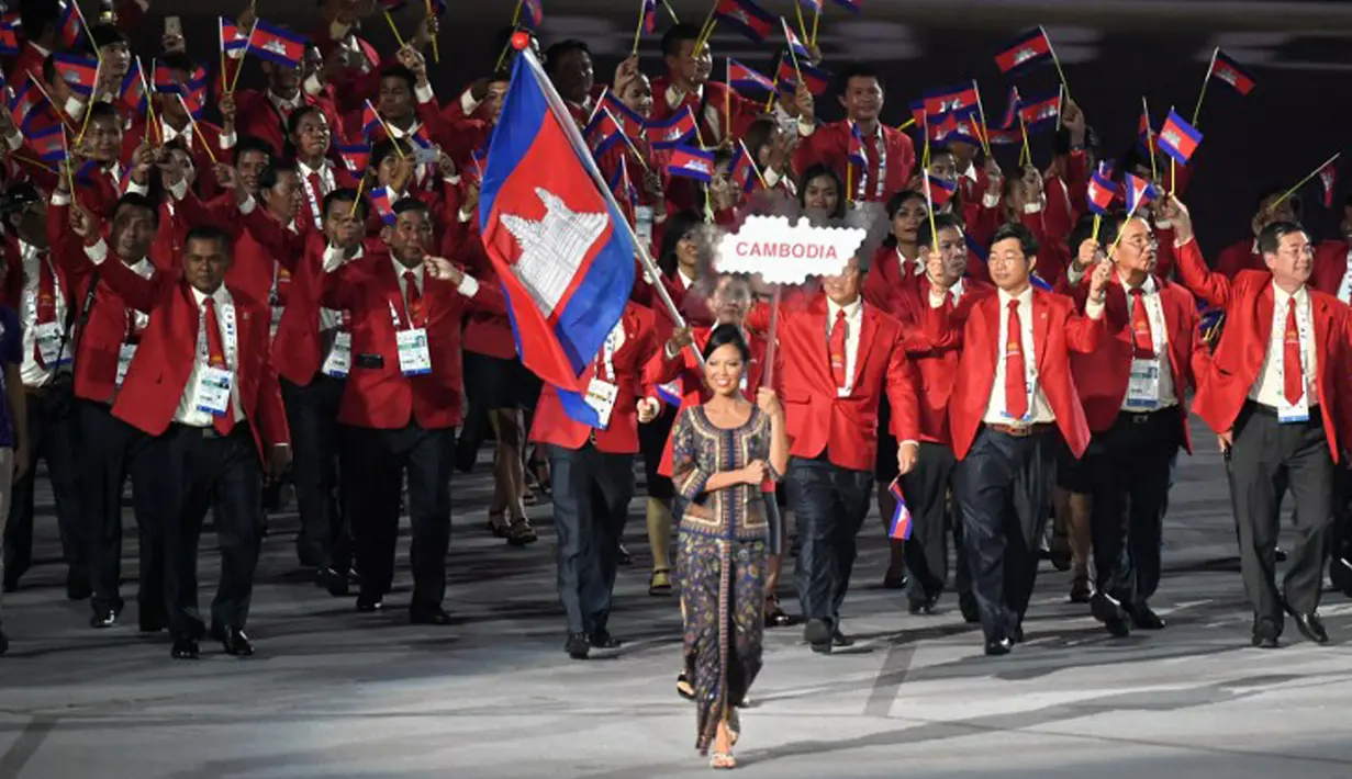  Kontingen Kamboja saat mengikuti parade di pembukaan SEA Games 2015, Singapura, Jumat (5/6/2015). (AFP Foto)