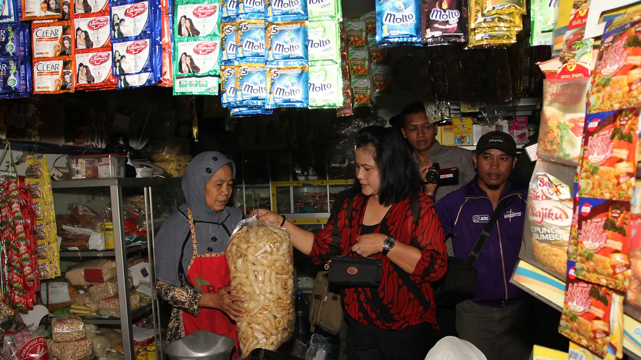 Kala Iriana Belanja 'Kerupuk Jokowi' dan 'Tanaman Calon Mantu'