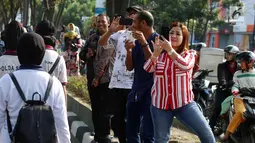 Warga mengabadikan momen simulasi kirab pernikahan Kahiyang Ayu dan Bobby Nasution, Medan, Rabu (22/11). Simulasi kirab ngunduh mantu Jokowi menjadi pusat perhatian warga sekitar. (Liputan6.com/Johan Tallo)