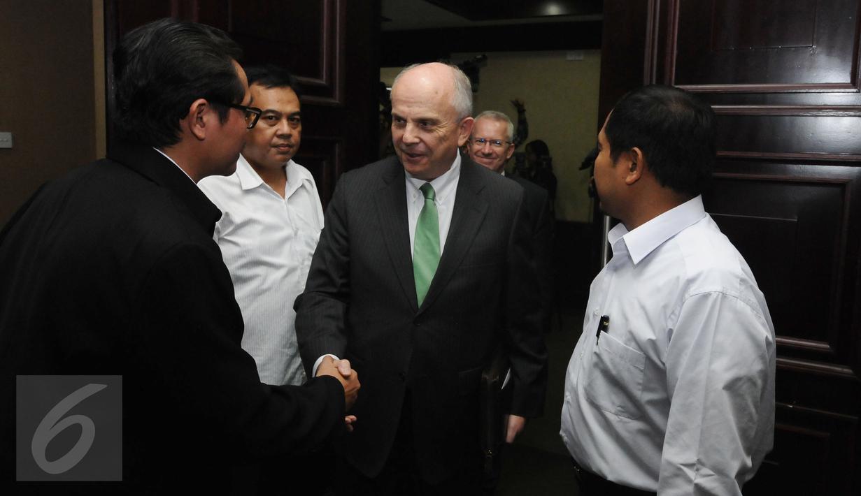 Dubes Amerika Serikat untuk Indonesia, Joseph R Donovan (tengah) saat tiba di Kemenag untuk menemui Menteri Agama Lukman Hakim Saifuddin, Jakarta, Selasa (7/2). Pertemuan untuk memperbanyak kerjasama di bidang pendidikan. (Liputan6.com/Helmi Fithriansyah)