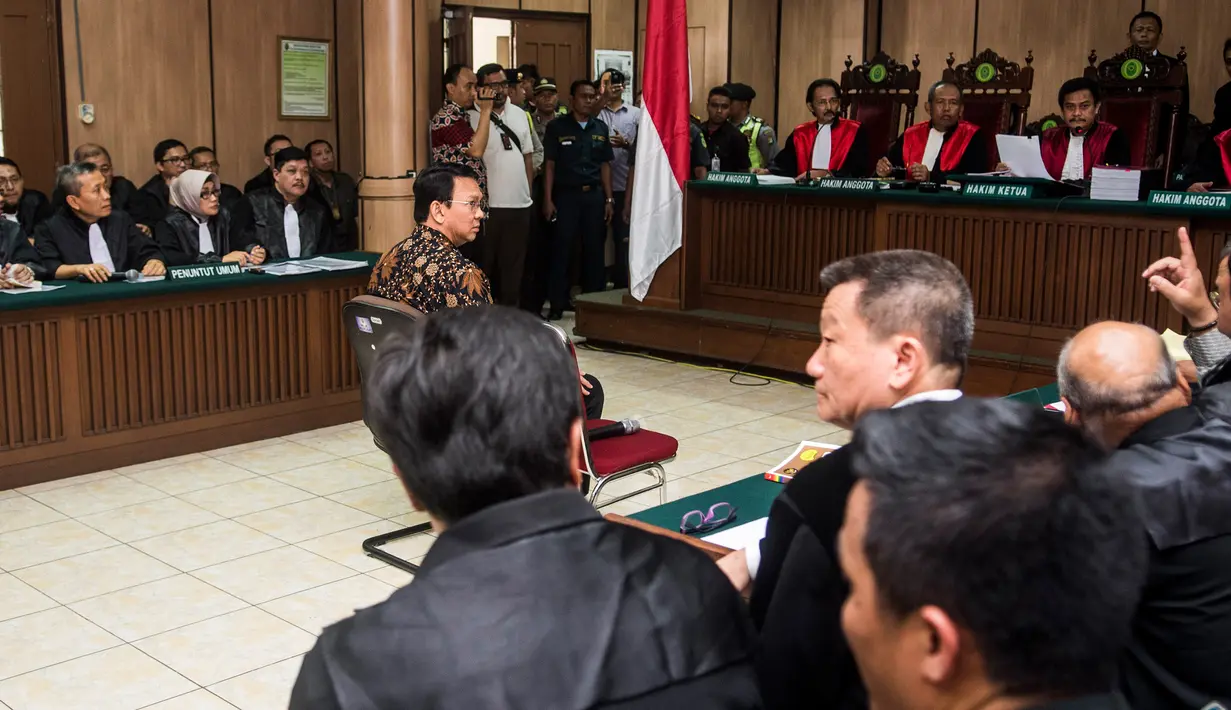 Basuki Tjahaja Purnama (Ahok) menjalani sidang lanjutan kasus dugaan penistaan agama di Pengadilan Negeri (PN) Jakarta Utara, Selasa (20/12). Agenda sidang adalah tanggapan dari jaksa penuntut umum atas nota keberatan Ahok (Liputan6.com/Pool/Agung Rajasa)