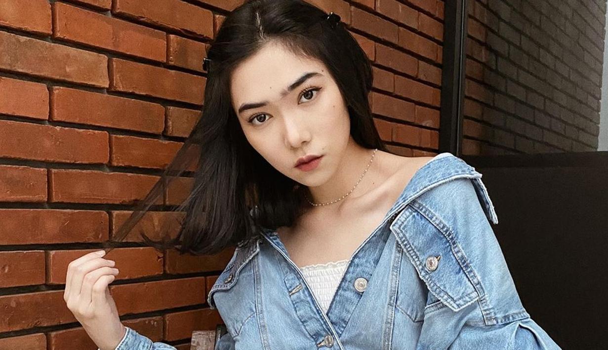 Denim menjadi busana pilihan banyak orang karena bisa memberikan kesan santai dan stylish. Hal itu juga dilakukan oleh Isyana Sarasvati. Penyanyi sekaligus pencipta lagu ini tampil keren dengan jaket denim yang dipadukan dengan tank top putih. (Liputan6.com/IG/@isyanasarasvati)