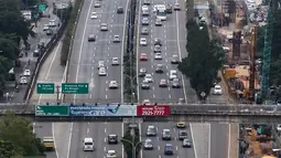 Untuk mengantisipasi kemacetan panjang, Jasa Marga akan mengoperasikan 21 gardu tol agar tidak terjadi penumpukan dan antrian yang mengular, Jakarta, Minggu (27/3/2016). (Liputan6.com/Fery Pradolo)