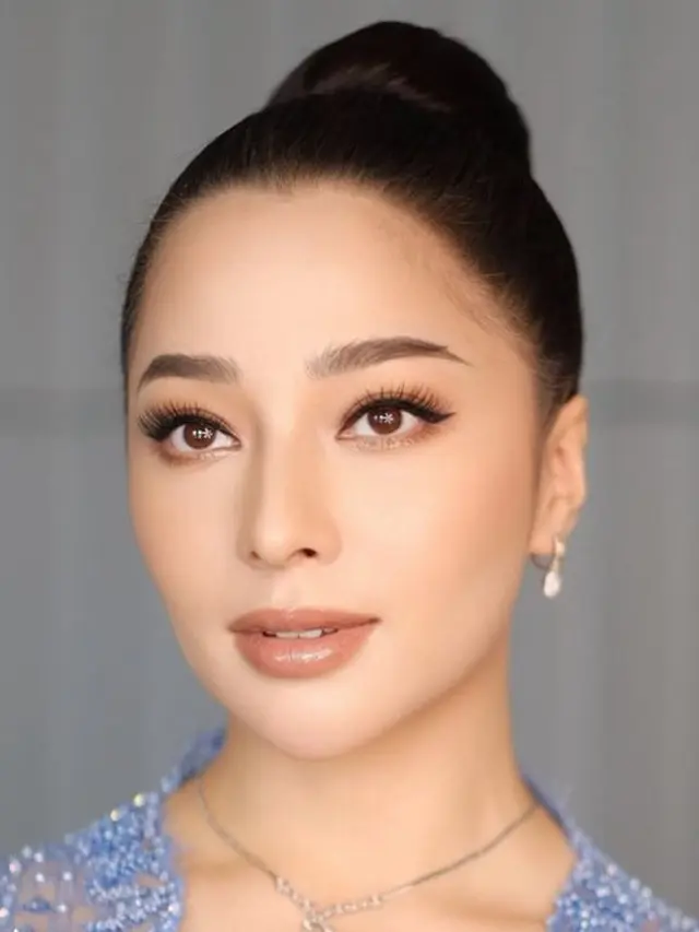 Nikita Willy Kenakan Kebaya Baby Blue.