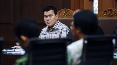 Terdakwa korupsi e-KTP Andi Agustinus alias Andi Narogong menyimak keterangan saksi pada sidang lanjutan di Pengadilan Tipikor Jakarta, Senin (23/10). Sidang ini batal menghadirkan Anas Urbaningrum dikarenakan sakit. (Liputan6.com/Helmi Fithriansyah)