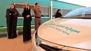 Seorang wanita berbicara kepada petugas sebelum ujian mengemudi di Departemen Lalu Lintas Umum di ibu kota Riyadh, Senin (4/6). Pemerintah Arab Saudi resmi mengeluarkan lisensi mengemudi untuk para wanita di sana. (Saudi Information Ministry via AP)