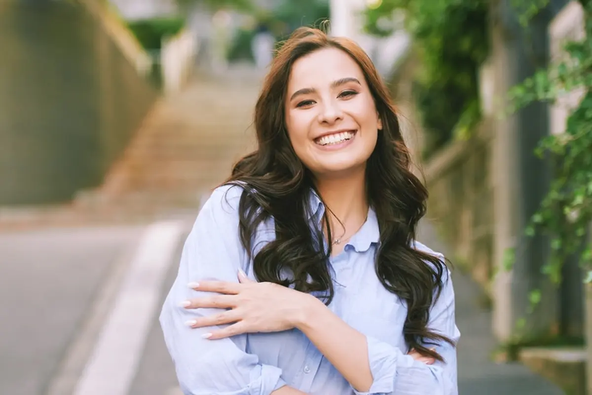 dewasa tersenyum cantik