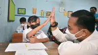 Siswa Tidak Mampu Pakai Seragam Gratis Saat PTM Penuh di Surabaya 