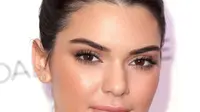 Tampilan Seksi Kendall Jenner dalam Balutan Gaun Lingerie