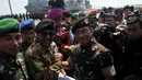 Panglima TNI Jenderal TNI Moeldoko memberikan baret dan brevet kepada para Gubernur se-Indonesia di Surabaya, (6/10/14). (Liputan6.com/Johan Tallo)