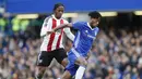 Pemain muda Chelsea, Nathaniel Chalobah (kanan) berusaha melewati hadangan pemain Brentford, Romaine Sawyers pada putaran keempat Piala FA di Stamford Bridge stadium, London (28/1/2017). Chelsea menang 4-0. (AP/Kirsty Wigglesworth)