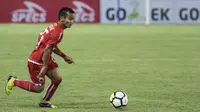 Gelandang Persija Jakarta, Riko Simanjuntak, menggiring bola saat melawan Arema FC pada laga Liga 1 di SUGBK, Jakarta, Sabtu (31/3/2018). Persija menang 3-1 atas Arema FC. (Bola.com/Vitalis Yogi Trisna)