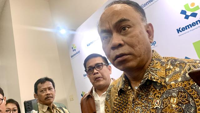 Menteri Koperasi (Menkop) Budi Arie Setiadi ditemui di kantor Kementerian Koperasi, Jakarta, Kamis (12/12/2024). Budi memastikan koperasi masuk rantai pasok Makan Bergizi Gratis. (Tasha/Liputan6.com)