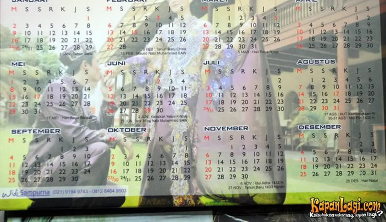 Undangan tersebut juga memiliki kalender setahun, yang menampilkan foto kedua mempelai secara samar. Multifungsi ya!